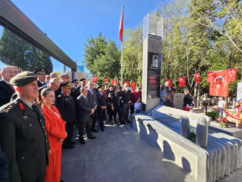 YÜZBAŞI AKER İÇİN ANIT MEZARI AÇILDI!  İLK DEFA UÇAK GEMİSİ BATIRMIŞTI ÜSTELİK TOP ATIŞIYLA