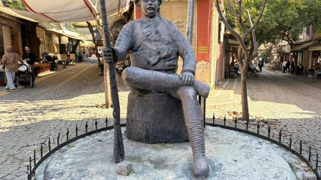 YUNANLARI KENDİ SİLAHIYLA VURAN KAHRAMANIN HEYKELİNDEKİ KAMAYI ÇALDILAR