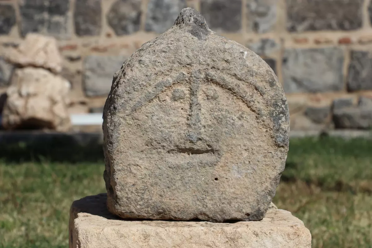 DÜNYANIN İLK EMOJİLİ ASKER MEZAR TAŞI ÜLKEMİZDE SERGİLENDİ