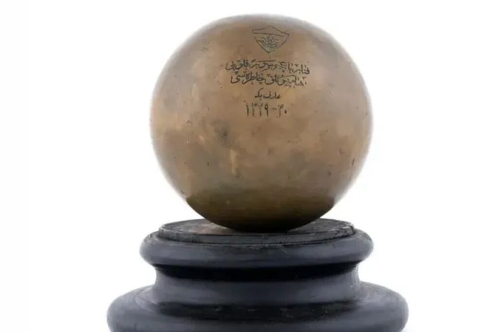 FENERBAHÇE’NİN 1911 YILINDA KAZANDIĞI İLK KUPASI AÇIK ARTIRMADA 1 MİLYON LİRAYI GEÇTİ! KUPANIN KAZANILDIĞI YIL BAŞKAN VE OYUNCU OLAN YÜZBAŞIMIZ ŞEHİT DÜŞMÜŞTÜ!