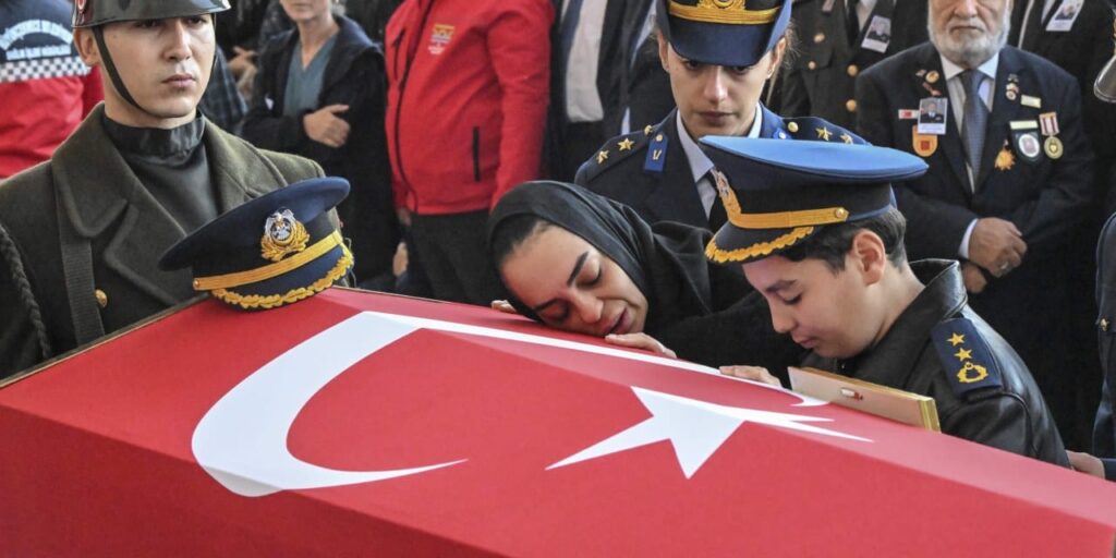 ŞEHİT YARBAYIMIZ GÖKHAN KORKMAZ’IN CENAZE TÖRENİNDEN YÜREK PARÇALAYAN AN! OĞLU BABASININ ÜNİFORMASINI GİYİP TABUTA SARILDI