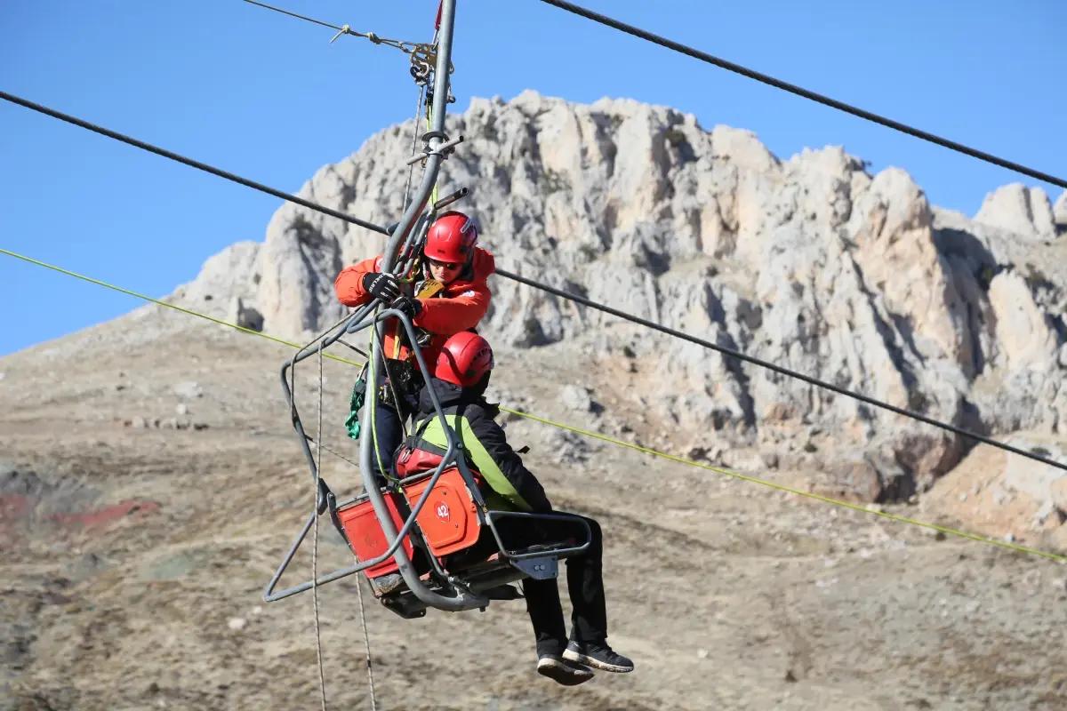 ANTALYA’DA NEFES KESEN TATBİKAT; TELEFERİKTE MAHSUR KALANLAR KURTARILDI