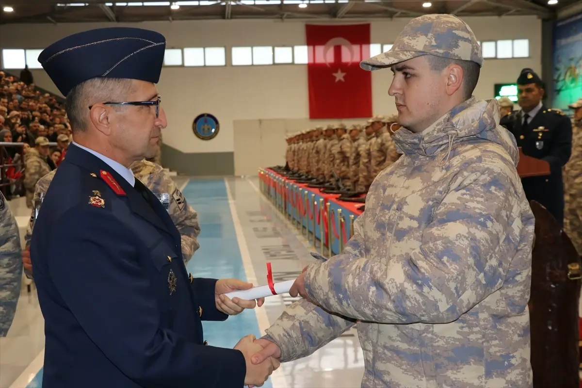 EĞİTİMLERİNİ TAMAMLAYAN YÜKÜMLÜ ERLER YEMİN ETTİ