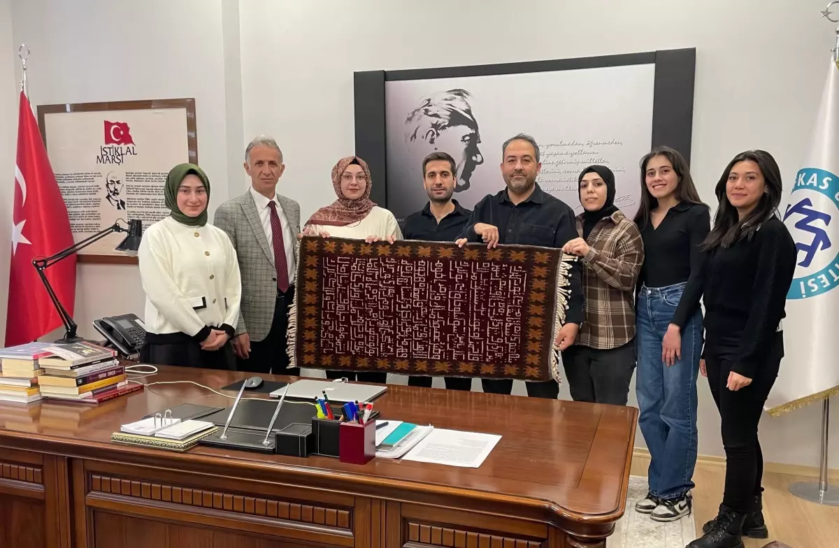 ENVER PAŞA İÇİN DOKUNAN VE ÜZERİNDE ŞİİR BULUNAN 107 YILLIK KİLİM, KARS’TA HALI OLARAK İŞLENDİ