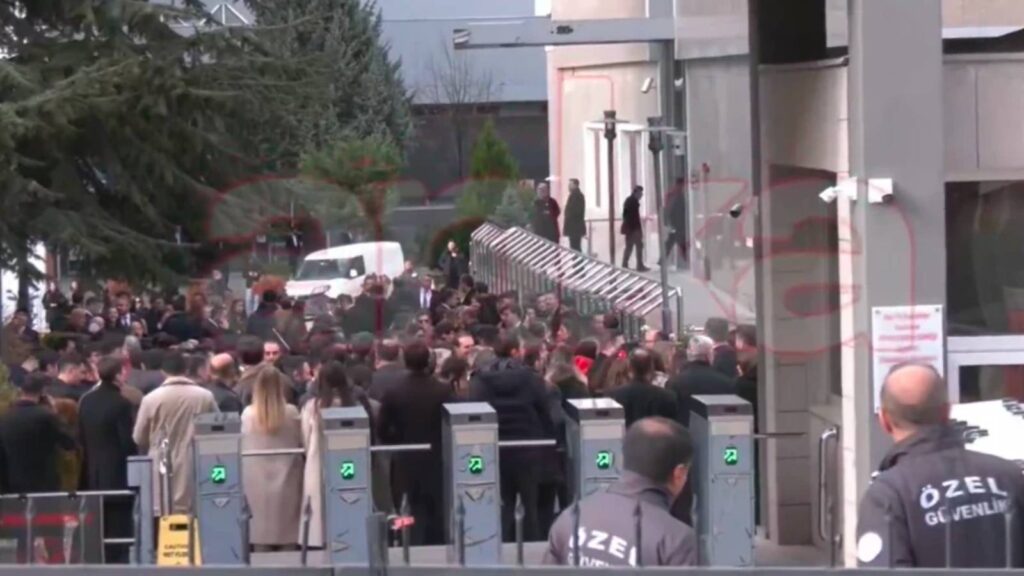 HAZİNE VE MALİYE BAKANLIĞI ÇALIŞANLARINDAN BAKANLIK BAHÇESİNDE ‘SEYYANEN ZAM’ PROTESTOSU