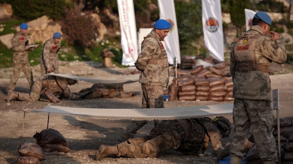 JANDARMA KOMANDOLAR, İZMİR’DE GERÇEKLEŞTİRİLEN ‘SAVAŞÇI YARIŞMASI’NDA MÜCADELE EDİYOR
