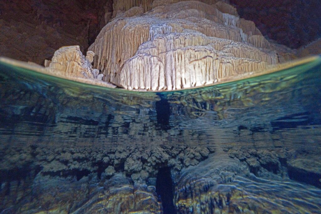 KİRPİYİ TAKİP EDEN ÇOBAN KEŞFETMİŞTİ: O MAĞARADAKİ GÖLDE YER ALAN ZENGİNLİKLER SU ALTI KAMERASINDA