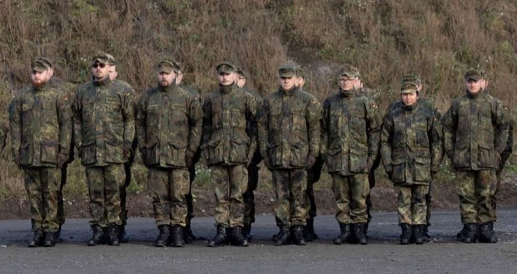 MİLLİ MARŞIN İLK KITASINI OKUYAN KOMUTAN İŞİNDEN OLDU: NOEL ETKİNLİĞİNDE KRİZ ÇIKTI