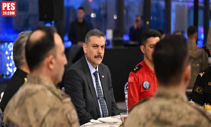 İÇİŞLERİ BAKANI JANDARMA ÖZEL ASAYİŞ KOMUTANLIĞINDA PERSONELLE İFTAR YAPTI