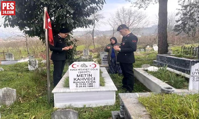 JANDARMA ŞEHİT AİLESİNİ VE KABRİNİ ZİYARET ETTİ