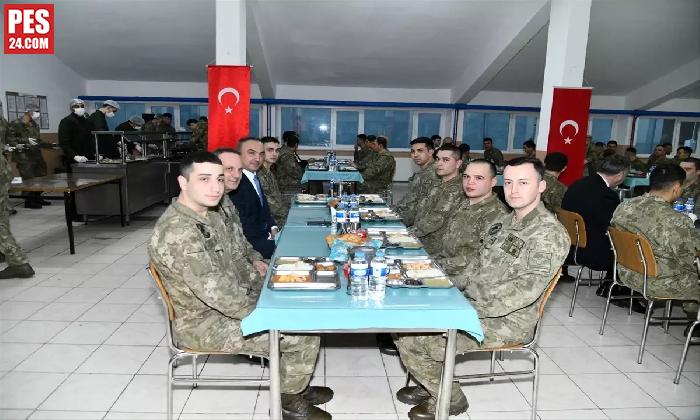 VALİ SOYTÜRK’TEN ASKERLERE İFTAR
