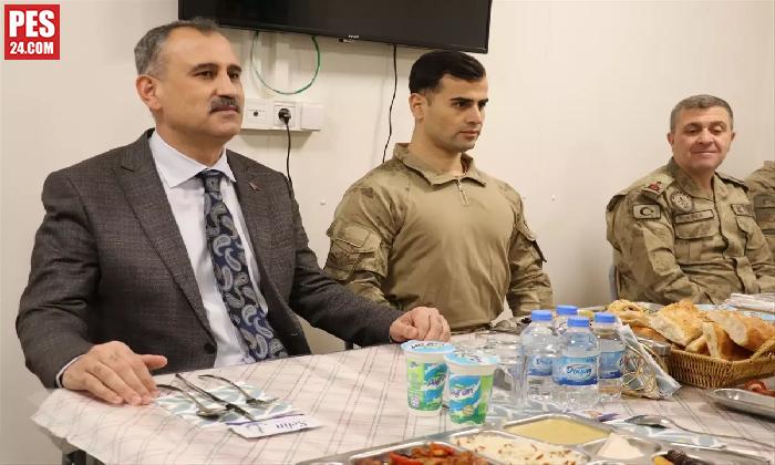 VALİSİ ÖNDER BOZKURT  ÜS BÖLGESİNDE KOMANDOLARLA İFTAR YAPTI