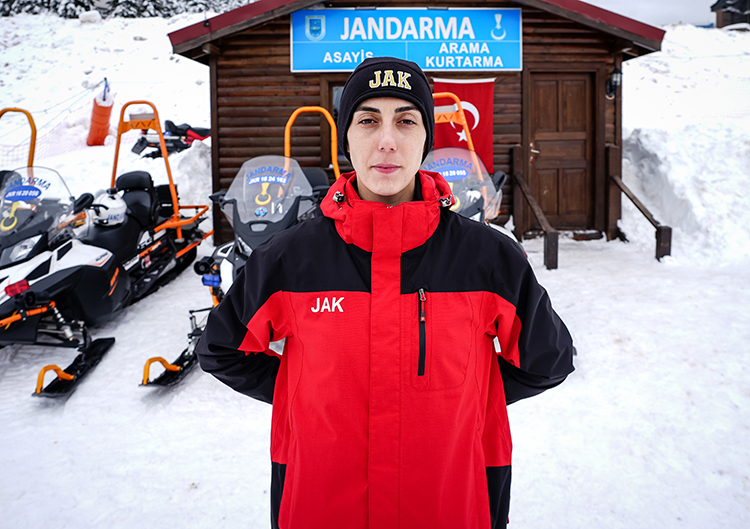 ULUDAĞ’DA ZİRVENİN TEK KADIN JAK PERSONELİ EDA ASTSUBAY ZORLU GÖREVLERDE YER ALIYOR