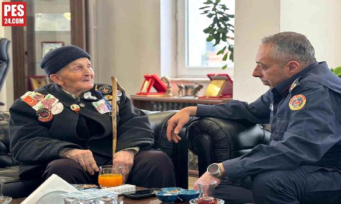 İL JANDARMA KOMUTANI ALBAY VANLI, 91 YAŞINDAKİ ŞEHİT BABASINI KAPIDA KARŞILAYIP MAKAMINDA AĞIRLADI