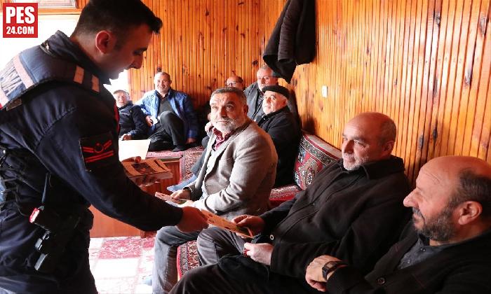 JANDARMA EKİPLERİ KÖY KÖY DOLAŞARAK VATANDAŞLARI UYARIYOR