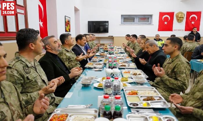 VALİ MUSTAFA MASATLI, MEHMETÇİK VE ŞEHİT AİLELERİYLE İFTAR YAPTI