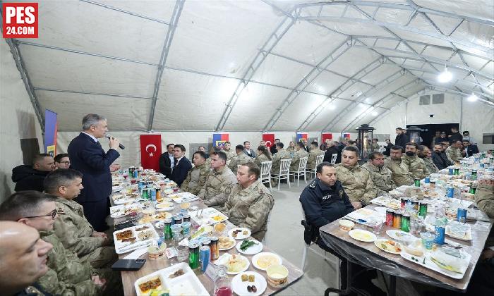 VALİ TUNCAY AKKOYUN ÜS BÖLGESİNDE JANDARMA PERSONELİYE İFTAR YAPTI