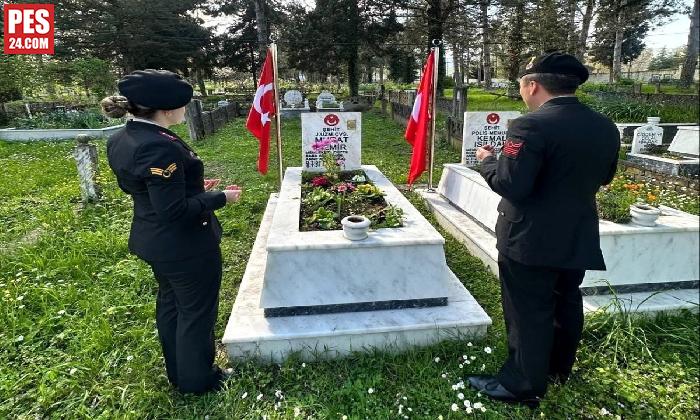 JANDARMA ŞEHİT DEMİR’İ KABRİ BAŞINDA ANDI