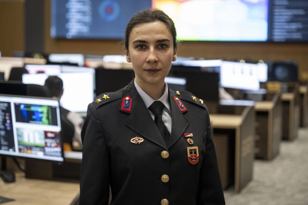 JANDARMA ÜSTEĞMEN CEREN SANCAK’TAN  AİLELERE “DİJİTAL AYAK İZİ” UYARISI