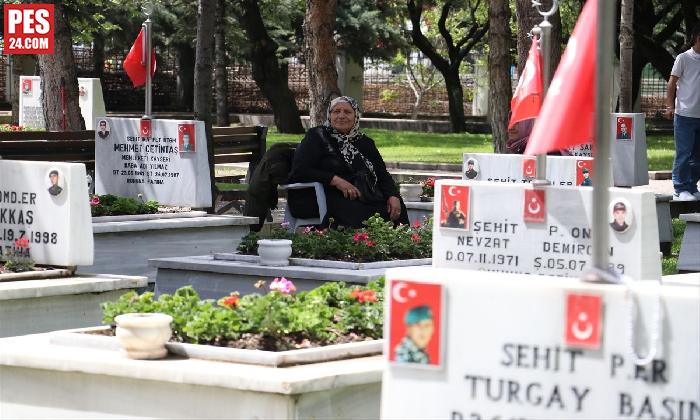 ŞEHİT ANNELERİ, ANNELER GÜNÜ’NDE EVLATLARININ KABRİ BAŞINDA DUA ETTİ
