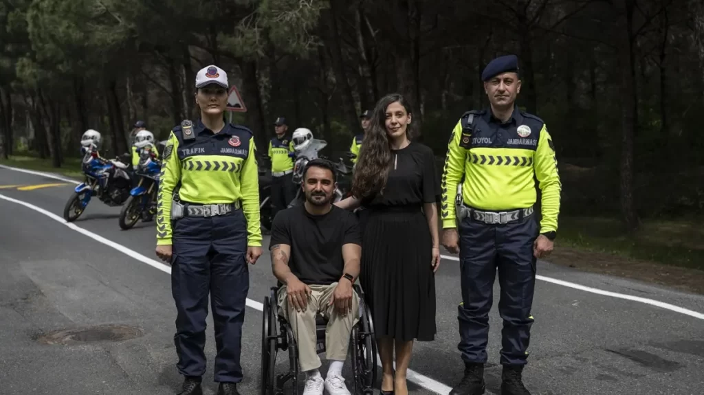 JANDARMA İLE ENGELLİ MİLLİ SPORCUDAN TRAFİK KAZALARINI ÖNLEMEK İÇİN FARKINDALIK ÇALIŞMASI