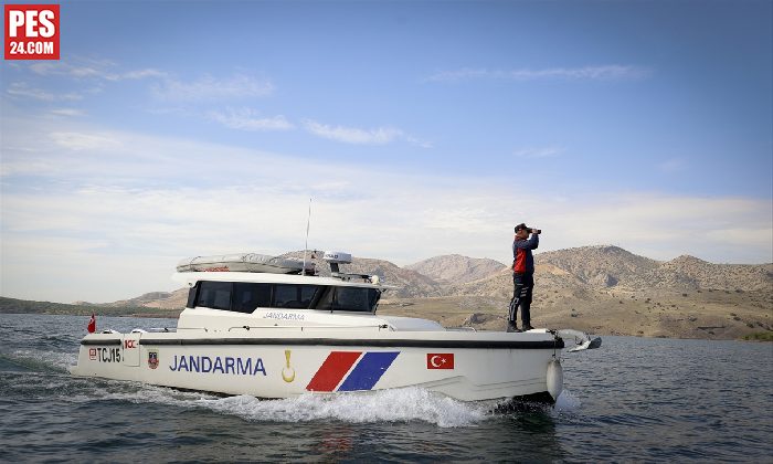 Jandarma bot timi 617 kilometrelik kıyıyı 7/24 denetliyor