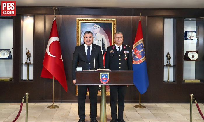 Vali Yılmaz, jandarmaya başarılar dileyerek Şeref Defteri’ni imzaladı